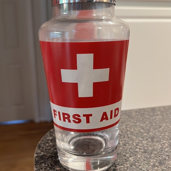 First Aid cocktail shaker - Picture 2 of 7